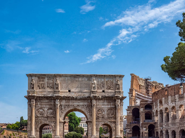 Widok na Łuk i Koloseum Rzymu - Zdjęcie, obraz