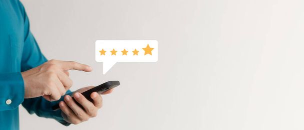 User give rating to service experience on online application, Klantbeoordeling tevredenheid feedback enquête concept, Klant kan de kwaliteit van de dienst die leidt tot reputatie ranking van het bedrijfsleven te evalueren. - Foto, afbeelding