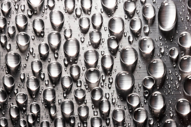 Dešťové kapky na šedé ploché textuře ocelového povrchu - Fotografie, Obrázek