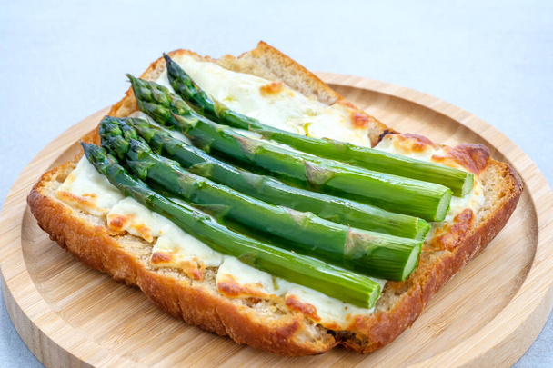 Sandwich al horno con brotes de espárragos y mozzarella - Foto, imagen