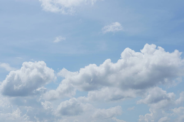 nubes en el cielo azul - Foto, imagen