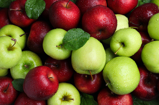 Manzanas verdes y rojas maduras frescas con gotas de agua como fondo, vista superior - Foto, Imagen