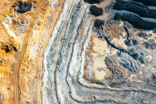 Dolomiet van mij. Industriële Terrassen. Luchtfoto van open mijnbouw. Opgraving van de Dolomietmijn. Winningsindustrie. - Foto, afbeelding