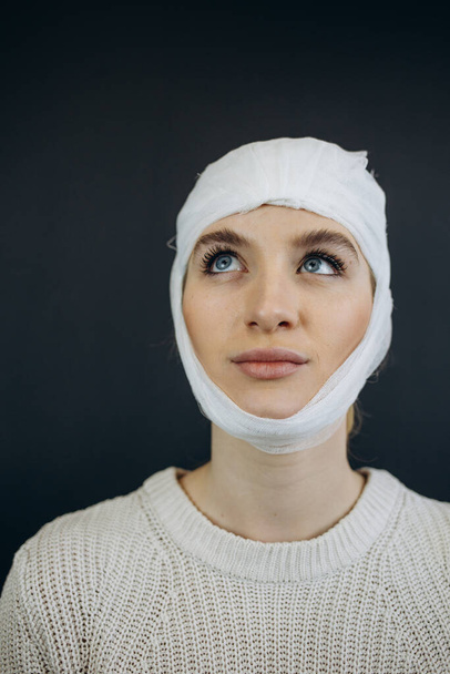 mujer con la cabeza vendada, dolor y sentirse mal - Foto, imagen