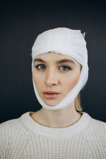 retrato de la mujer después de la cirugía plástica con vendaje en la cara - Foto, imagen