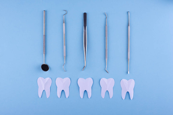 Concept de journée mondiale des dentistes avec outils de stomatologie et dents - Photo, image
