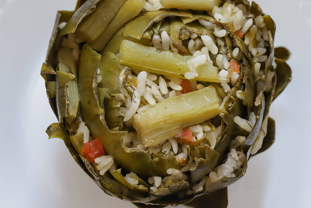 Comidas turcas deliciosas tradicionales; Alcachofas rellenas de aceite de oliva (Enginar Dolma) - Foto, imagen