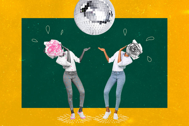 Foto Cartoon Comics Skizze Collage von zwei Mädchen Papierkugeln statt Kopf Tanzschule Partei isoliert grün gelb Hintergrund. - Foto, Bild