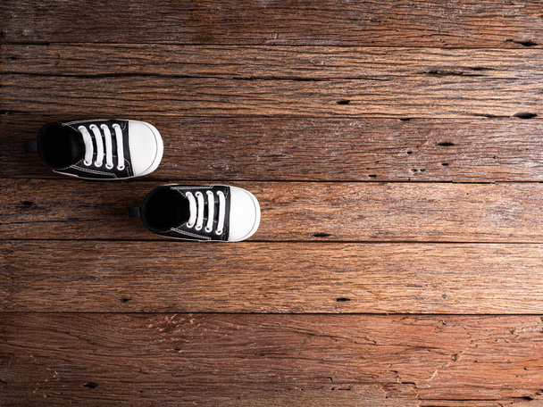 lovely baby shoes on wooden background, prepare for baby concept. - Foto, afbeelding