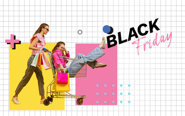 Shopaholisteja. Creative juliste, lentolehtinen kaksi onnellista tyttöä ostoskassit ratsastaa ostoskorissa eristetty abstrakti tausta. Myynnin käsite, musta perjantai, alennus, tunteet. Lehden tyyli - Valokuva, kuva