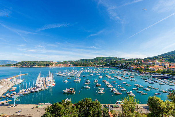 Erhöhter Blick auf den Hafen von Lerici mit vielen Sportbooten und das Dorf San Terenzo. Touristenorte an der Küste des Golfs von La Spezia, Ligurien, Mittelmeer, Italien, Europa. - Foto, Bild