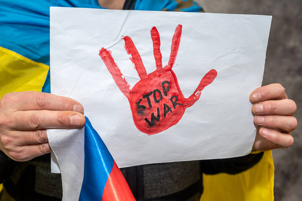 aktivista držící plakát s textem Žádná válka na Ukrajině podepsat na veřejné demonstraci. Mír pro Ukrajinu. Rusko agresorovi a mezinárodnímu teoretikovi - Fotografie, Obrázek