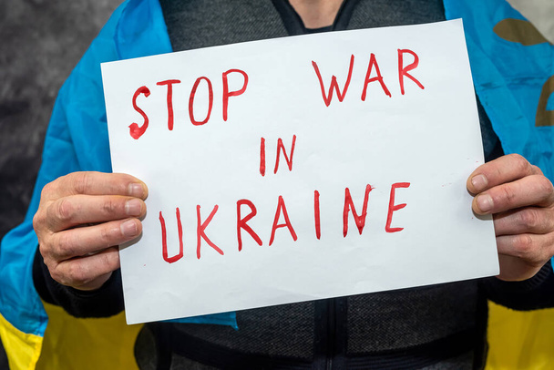aktivista držící plakát s textem Žádná válka na Ukrajině podepsat na veřejné demonstraci. Mír pro Ukrajinu. Rusko agresorovi a mezinárodnímu teoretikovi - Fotografie, Obrázek