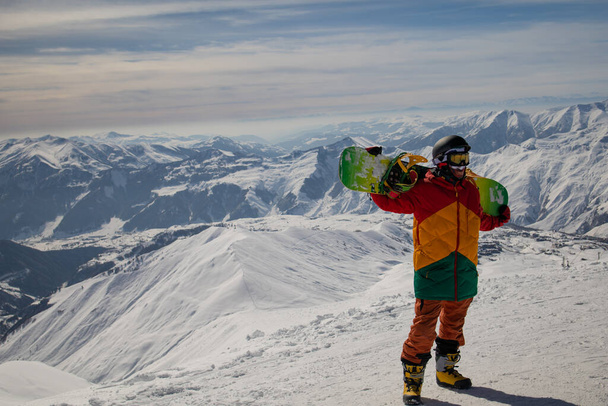 snowboarder op de achtergrond van bergen en blauwe lucht. - Foto, afbeelding