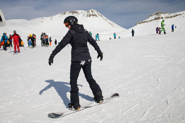 snowboarder hembra en pista de esquí en estación nevada. Vacaciones de invierno
 - Foto, Imagen