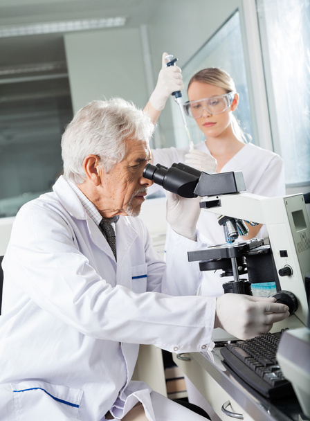 Cientista masculino usando microscópio no laboratório
 - Foto, Imagem