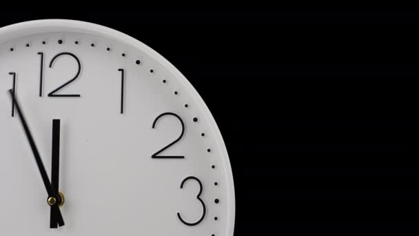 El tiempo. Reloj manos rotación rápida. Reloj de oficina aislado sobre fondo negro con copyspace - Metraje, vídeo
