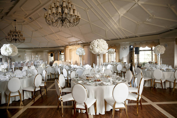 Elegante salón de banquetes para una fiesta de bodas
. - Foto, Imagen
