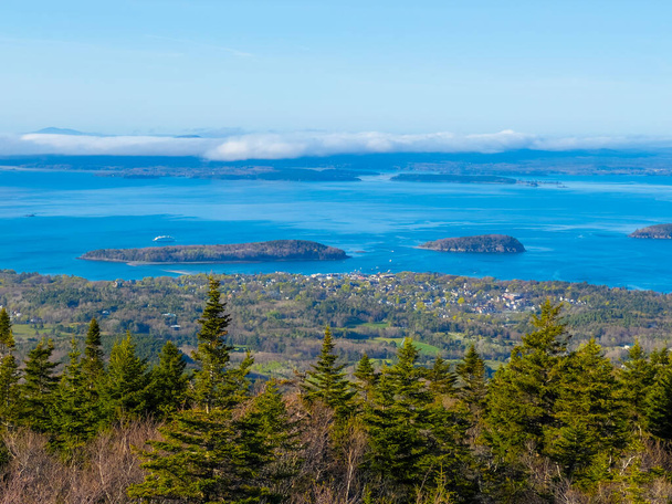 Acadia National Park vista aerea tra cui Bar Harbor città, Bar Island e Sheep Porcupine Island sulla cima del monte Cadillac nel Maine ME, Stati Uniti d'America.   - Foto, immagini