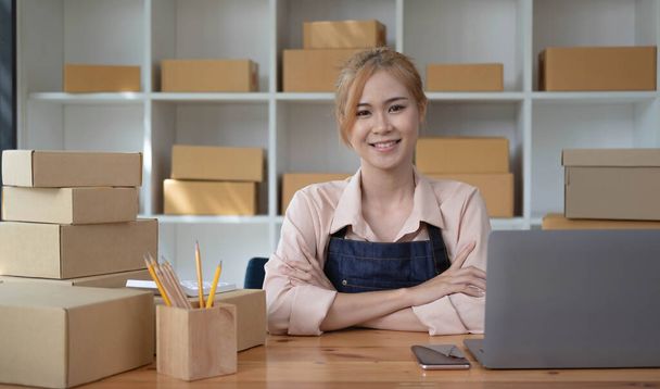 Portré gyönyörű tulajdonos ázsiai nő szabadúszó sme üzlet online vásárlás munka és nézd Camara - Üzleti online szállítás és szállít - Fotó, kép