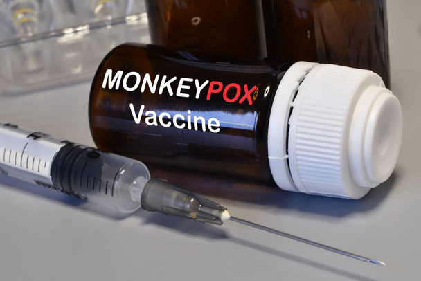 Impfung gegen Pocken und Affenpocken (MPXV). Spritze mit Fläschchen des Impfstoffs gegen Monkeypox (MPXV). - Foto, Bild