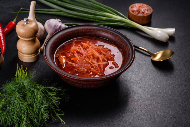 Borscht tradicional ucraniano, tazón de remolacha roja sopa de raíz borsch - Foto, Imagen