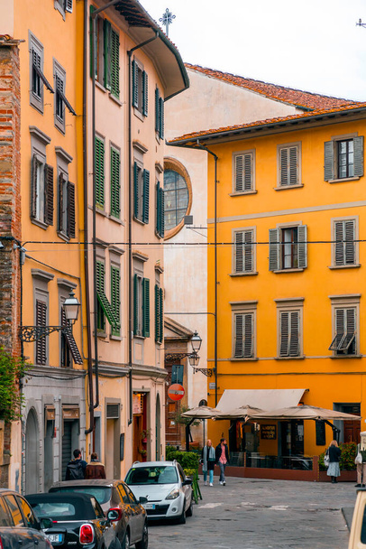 Florence, Italy - April 6, 2022: Typical architecture and street view in Florence, Tuscany, Italy. - Foto, afbeelding