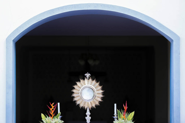 Fensory - вид сзади на обнаженную святыню в католической церкви - Corpus Christi - Фото, изображение