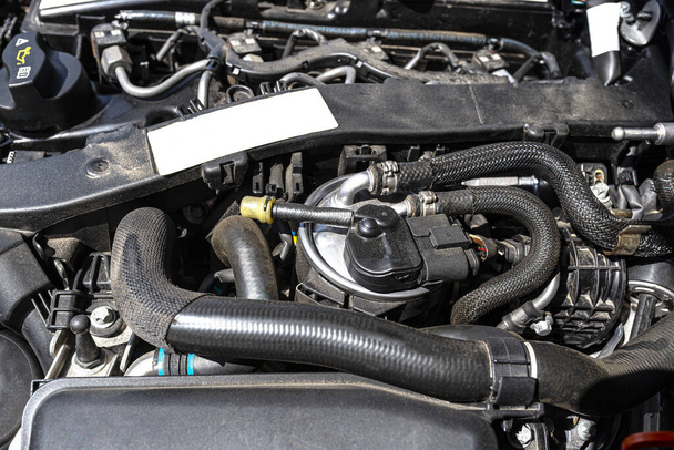 Новий паливний фільтр встановлений на сучасному дизельному автомобілі в моторному відсіку
. - Фото, зображення