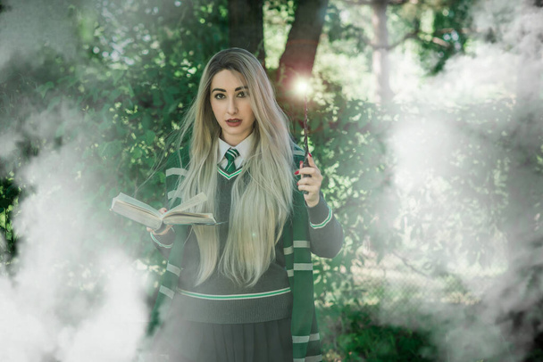 Девушка с волшебством, косплей волшебников, школа волшебства, студент в лесу, Хэллоуин и ролевые игры - Фото, изображение