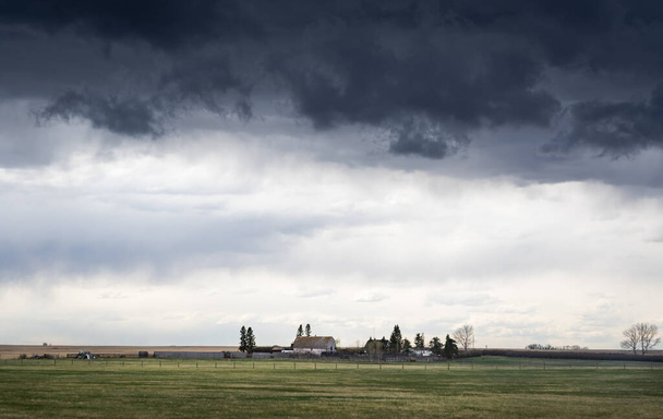 Uma tempestade de granizo se forma acima de uma propriedade rural nas pradarias canadenses durante um evento meteorológico extremo em Rocky View County Alberta Canada. - Foto, Imagem