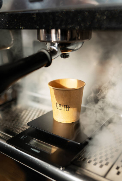Tasse en papier jetable, préparation du café, processus de cuisson, vapeur chaude. Travail de barista. Le concept de la cuisson du café, café à emporter - Photo, image