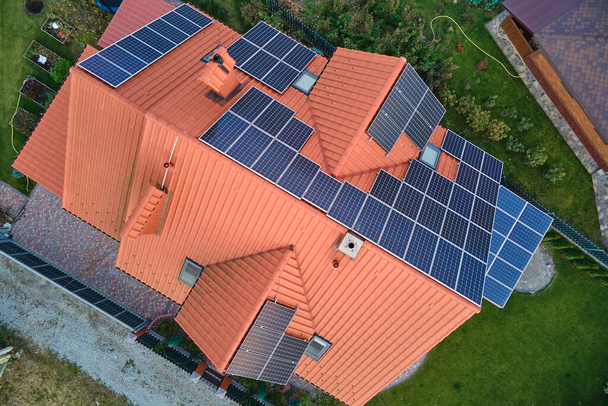 Antenni näkymä rakennuksen katto rivit sininen aurinkosähköpaneelit tuottaa puhdasta ekologista sähköenergiaa. Päästöttömän uusiutuvan sähkön käsite. - Valokuva, kuva