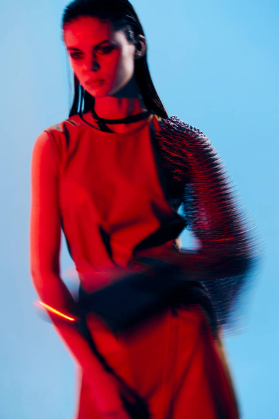 atraktivní žena červená světle stříbrná zbroj kroužek brnění móda Životní styl beze změny. Kvalitní fotografie - Fotografie, Obrázek