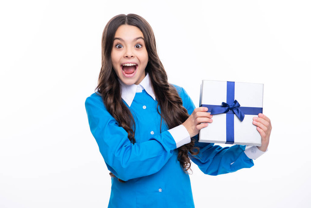 Nadšený obličej. Emocionální teenager dítě drží dárek na narozeniny. Vtipné dítě dívka drží dárkové krabice slaví šťastný Nový rok nebo Vánoce. užaslý výraz, veselý a veselý - Fotografie, Obrázek