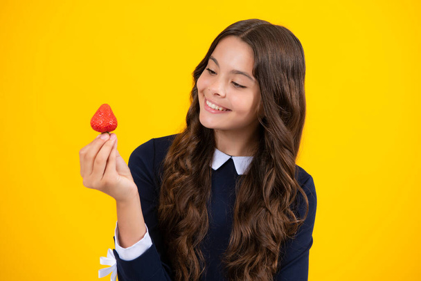 幸せな10代の女の子は夏に健康的なイチゴ、有機ベリーを選んで食べています。キッドティーンwohlストロベリー - 写真・画像