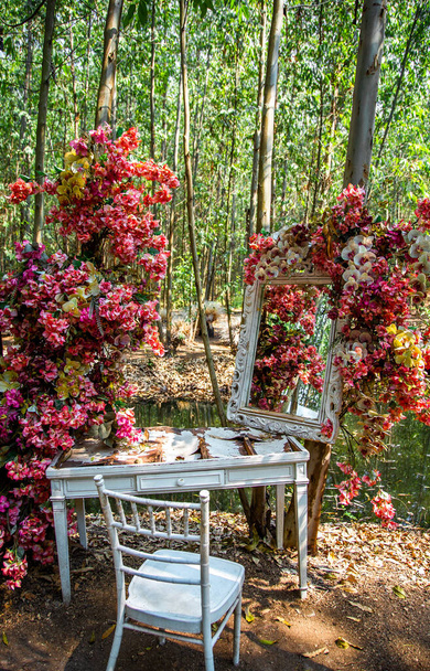 RakDok LaLagoon composizione floreale a Khlong Sam Wa, Bangkok, Thailandia. Foto di alta qualità - Foto, immagini
