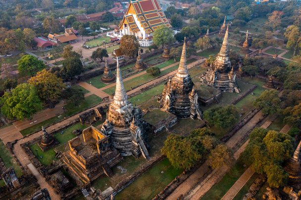 Vista aérea del templo de la ruina de Wat Phra Si Sanphet en Phra Nakhon Si Ayutthaya, Tailandia, sureste asiático - Foto, imagen