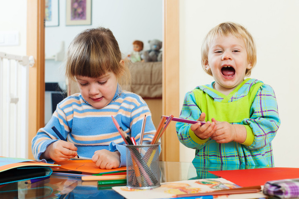 sourozenci hrát s tužky - Fotografie, Obrázek