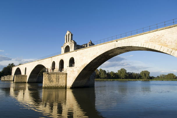 O Pont d 'Avignon sobre o Petit Rhône
 - Foto, Imagem