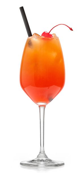 vidro de laranja aperol spritz cocktail isolado no fundo branco - Foto, Imagem