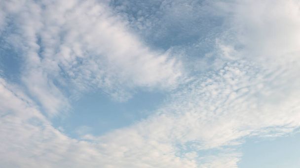 白い雲の背景を持つ深い青い空テキスト、青い曇りの空のテクスチャのためのスペース - 写真・画像