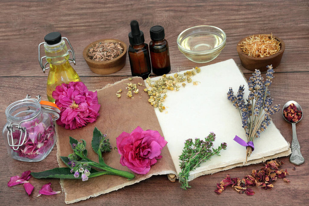 Aromaterapia przygotowania olejku eterycznego do zabiegów pielęgnacji skóry z ziół i kwiatów w leczeniu wyprysku, łuszczycy, trądzik ze starym zeszytem konopi. Naturalna medycyna roślinna koncepcja opieki zdrowotnej.  - Zdjęcie, obraz