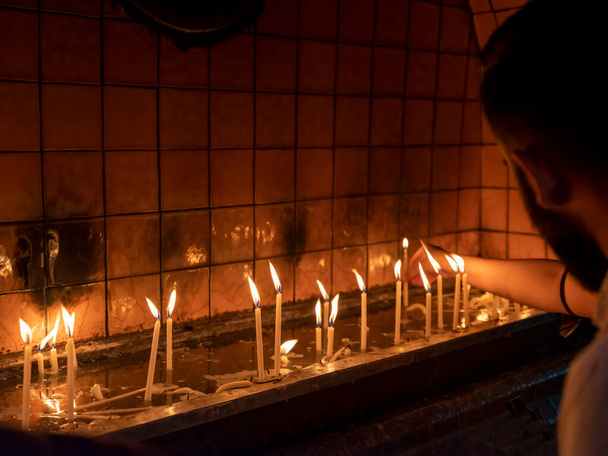 Свечи горят внутри церкви. Христианская церемония. Закрыть - Фото, изображение