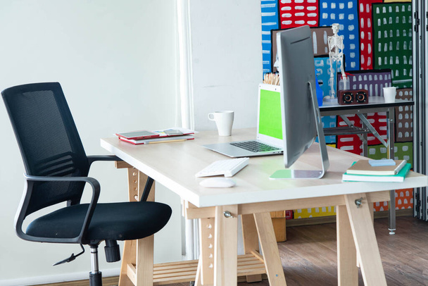 Ordenador portátil moderno y gadgets en la mesa de madera en la sala de trabajo mínima. Trabajo desde el concepto del hogar - Foto, imagen