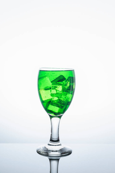 Nettare verde fresco in vetro trasparente con ghiaccio su cibi e bevande. - Foto, immagini
