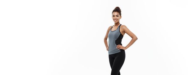 Zdravý a Fitness koncept - portrét afroamerické dívky pózující ve fitness oblečení - Fotografie, Obrázek