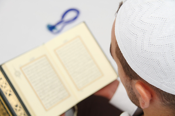 młody człowiek Święty koran czytania - Zdjęcie, obraz