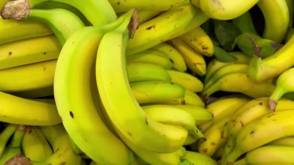 plátanos maduros fruta mercado contador comida sana fresca bocadillo dieta en la mesa copiar espacio alimentos fondo rústico - Metraje, vídeo