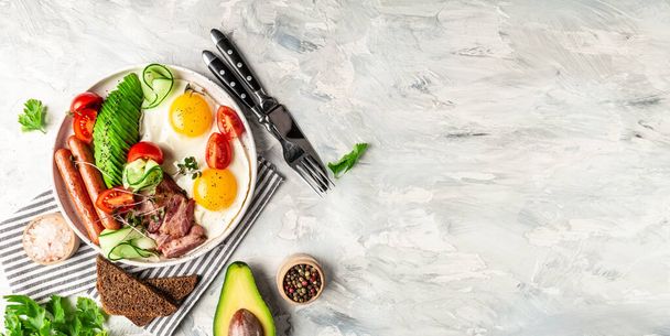 Egészséges tápláló paleo keto reggeli diéta Sült tojás, szalonna, avokádó, sajt és friss saláta. Reggeli vagy ebéd. banner, catering menü recept hely szöveg, felső nézet. - Fotó, kép